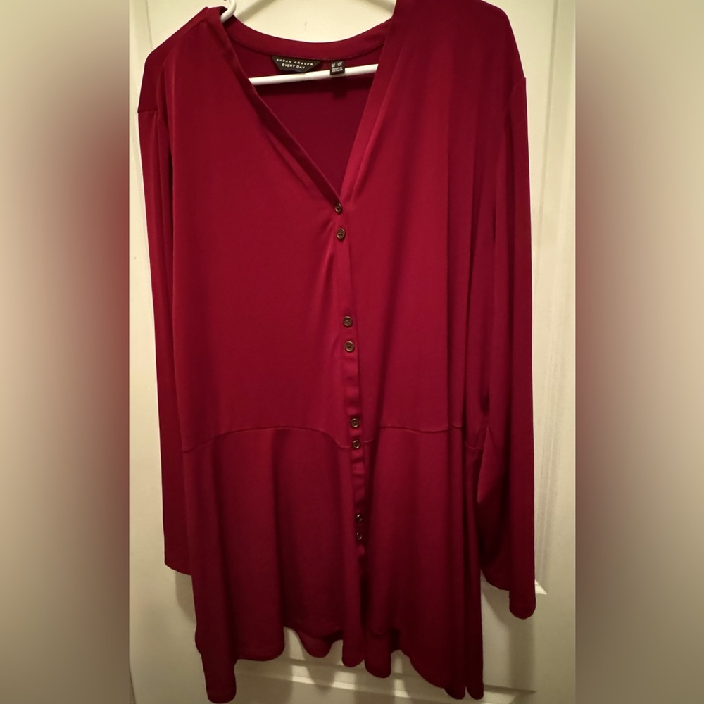 Susan Graver every day burgundy 3X women’s top V-neck button front flatter shape